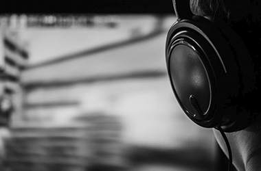 LD-831C-SR-person-wearing-headphones