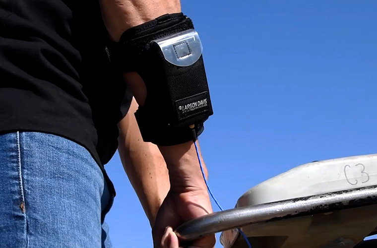 hvm200 vibration meter on arm